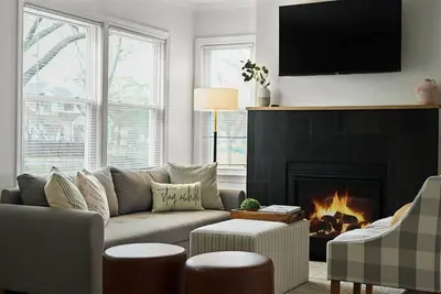 Image de Modern Prairie Village Home - Minutes from parks, shopping, dining