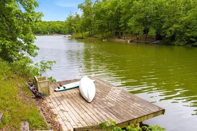 Image de Lake front - Newly renovated - Gorgeous Views - Close to trails!