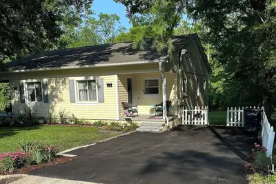Image de Duplex delight w/gators & coffee