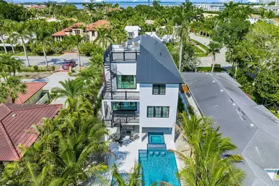 Image de Showstopping home with a Pool, Rooftop Deck, and Games! Sun-Day Style