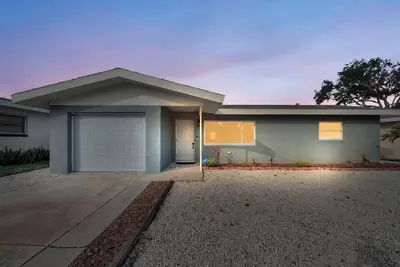 Image de Blue Sky Bungalow 5 min. to beach w/ Pool