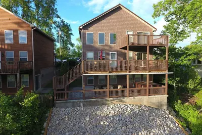 Image de Lake Cumberland Lake Front Paradise! Overlooking Lee’s Ford! Recently Renovated!