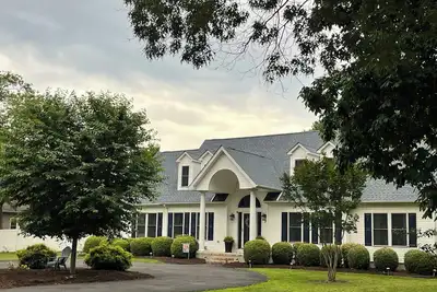 Image de Beautiful, Spacious, Pet Friendly Home in 2 Miles from the Beach!