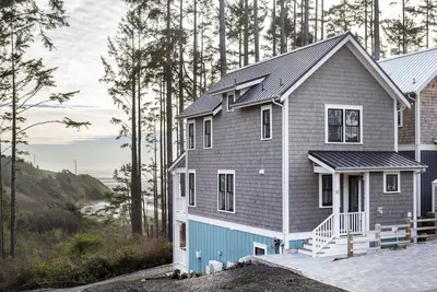 Image de Seabrook's A Wave From It All, an oceanfront home with a hot tub!