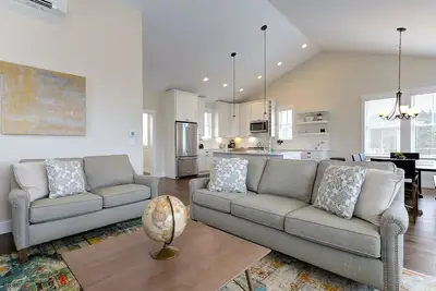 Image de New* Seabrook's Aurum Hues: Oceanview, Hot Tub, Dog Friendly!