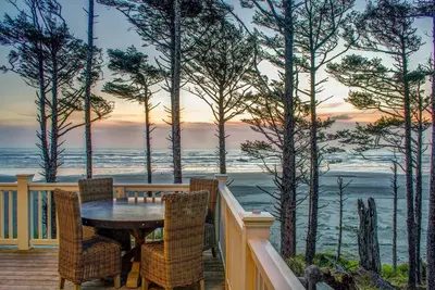 Image de Beach Bluff: Oceanfront, Hot Tub, Dog Friendly!