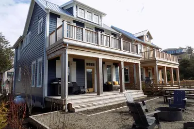 Image de Seabrook's Blue Heaven, an oceanside home, is a few steps from the beach path!