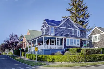 Image de Seabrook's Boat House, a spacious home steps away from the indoor pool!