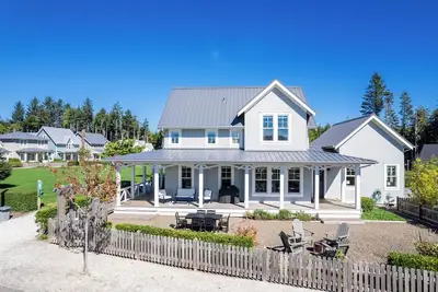 Image de *New* Camden House, relax on the wraparound porch and in the hot tub!