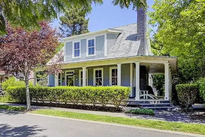 Image de Seabrook's Central Park, a dog-friendly home with a hot tub!