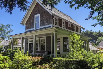 Image de Seabrook's Ella's Escape, a quiet 2-bedroom home with forest views!