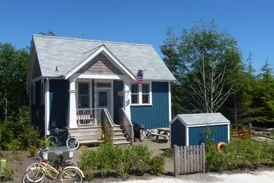 Image de Seabrook's Flotsam House, a cozy home with a private hot tub!