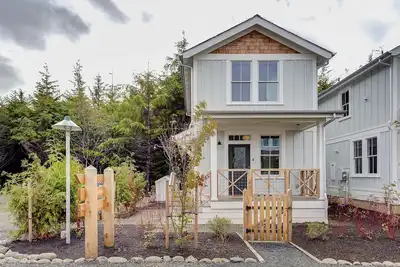 Image de New* Seabrook's Northwest Cabin, your launching point for vacation goals!