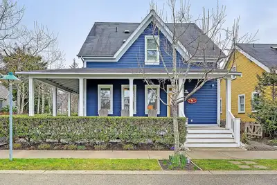 Image de *New* Seabrook's Our Family Beach House: Dog Friendly, Hot Tub!