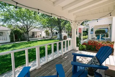 Image de Seabrook's Periwinkle Cottage, a cozy 2-bedroom home!