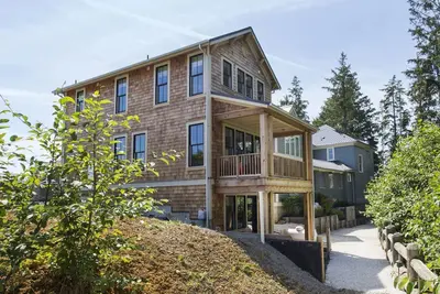 Image de Seabrook's Salt and Cedar, a spacious, 4-bedroom, oceanside home!