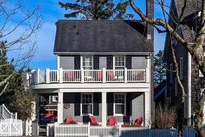 Image de *New* Seabrook's Sip N' Sea: Dog Friendly & Hot Tub