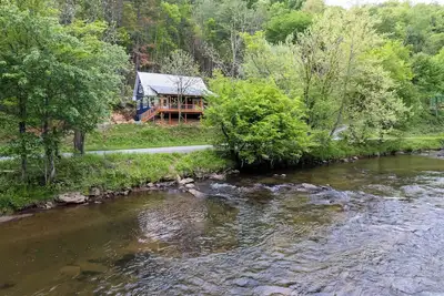 Recently Built Riverfront Cabin on the Tuckasegee minutes away from Wcu & Sylva