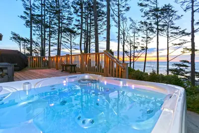 Image de *New* Seabrook's The West Winds: Oceanfront, Hot Tub, Dog Friendly!