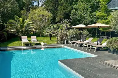 Image de Maison de famille avec piscine et jacuzzi