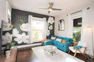 Image de The Magnolia Cottage * Walk to 5 Points*Large Deck