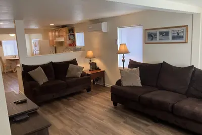 Image de Home in Springfield with large yard and driveway
