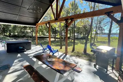 Image de New Breathtaking Lakeside #1 Home