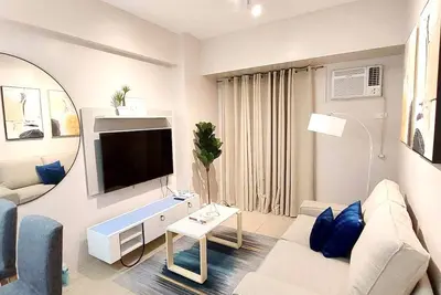 Image de Classy Condo Unit\/ Across Uptown Mall\/ High Speed Wifi\/Free use of swimming pool