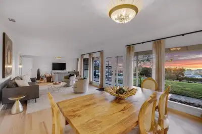 Image de Stunning 4 Bd Beach House Retreat w/ Ocean Views