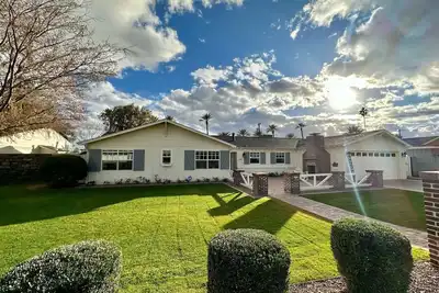 Image de Arcadia gem with easy access to Super Bowl and waste management