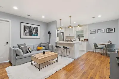 Image de Upscale 1948 Vintage North Loop Bungalow