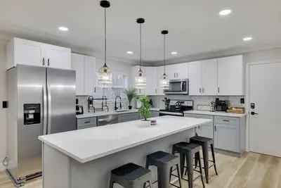 Image de ✨ Modern Colonial ✨ Hot Tub ✨ Karaoke ✨ Game Room ✨ Ev Charger ✨ King Bed ✨