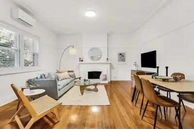 Image de Large 3 Bed Art Deco Apartment in Camberwell