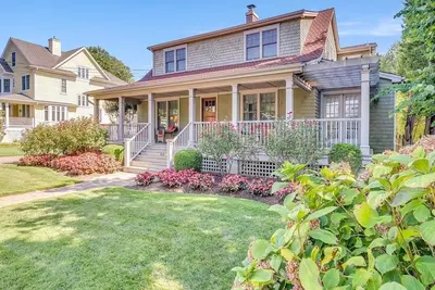 Image de Large Home With Pool
