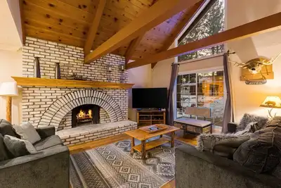 Image de Rustic Ridge. Walking Distance to the Park & Lake. Jacuzzi tub. Bbq. Games Galore & Game Room!