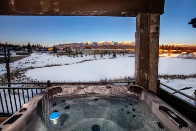 Image de Brand new 2 bedroom with incredible mountain views, private hot tub, air conditioning!