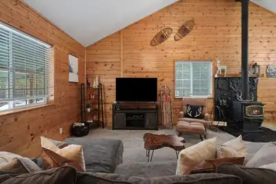 Image de Cabin, Private Fenced Beauty! Detached Game Room, Darts, Basketball, Foosball