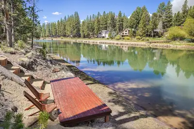 Image de 110 Crane - Spectacular River Front + Access, Hot Tub, Ping Pong, South of Sunriver Resort