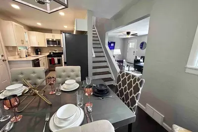 Image de Incredible 5 bed 2 bath w/ Hot Tub close to Pitt