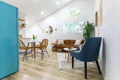 Image de Sparkling Clean, Stylish 1-bdrm w\/parking - 5 min to hiking & beach!