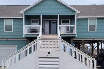 Image de Gorgeous and spacious beach home! Sleeps 8!