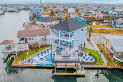 Image de Pelican Lookout - Heated Pool, Hot Tub, Fire Pit, Outdoor Bar, Kayaks