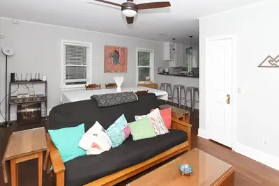 Image de Beautifully updated home in desirable Avenues!
