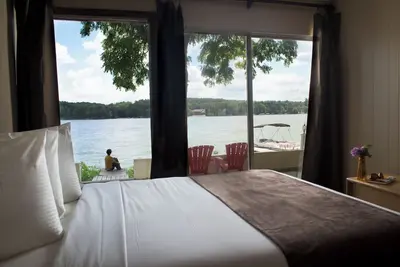 Image de Lakeside 1 Bedroom Lower Condo with full kitchen located steps away from beach