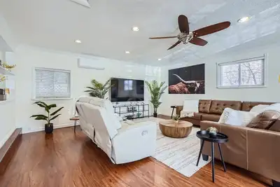 Image de Arvada Oasis! Up to12 people! 7 beds, 3 baths, desk, big TVs, air hockey, games!