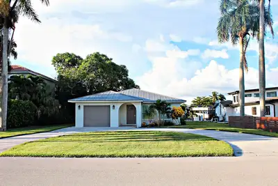 Image de Charming Canal Cottage- Newly renovated -5 minute bike ride to Barefoot Beach