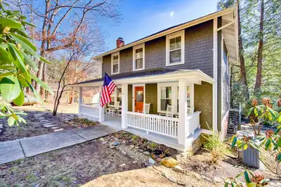 Image de Home in the heart of Montreat with arcade, firepit & washer/dryer - dog-friendly