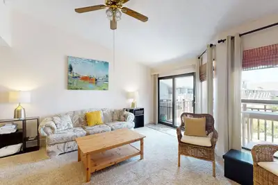 Image de Comfortable townhome steps from beach with pool access, balcony, & W/D