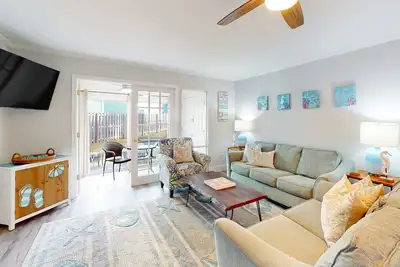Image de Ground-floor condo with private patio, on-site pool & tennis - walk to beach