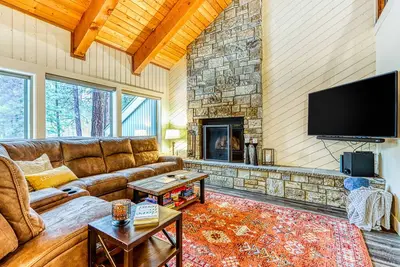 Image de Dog-friendly home next to South Meadow pool with fireplace & washer/dryer